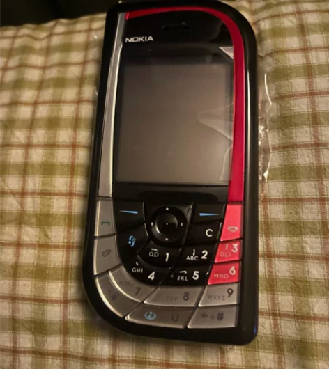 诺基亚手机，还很新，功能正常，打电话发短信...