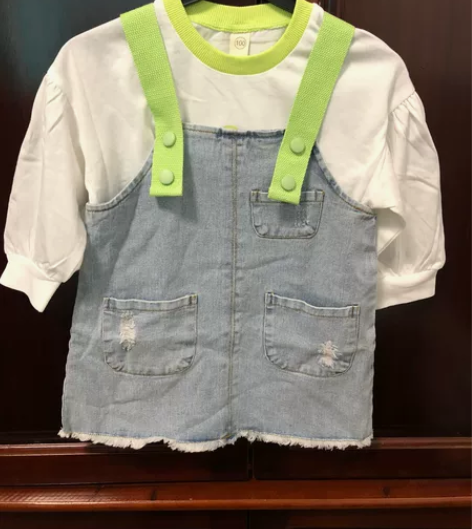 牛仔背带裙两件套100码全新带吊牌,里面配...