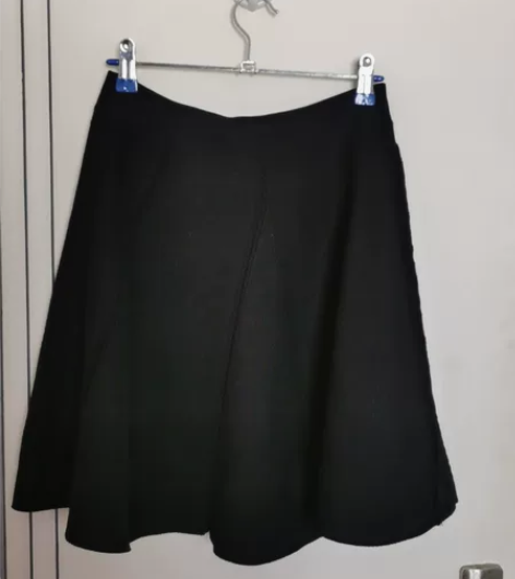 毛线黑色伞裙，二百买的 ，穿一两次，松紧腰...