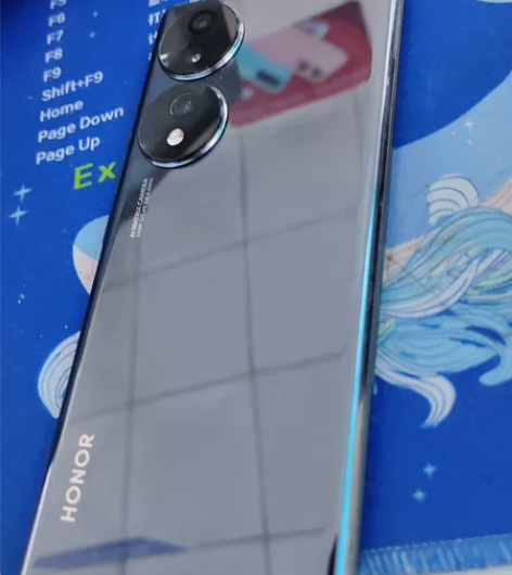 荣耀70，运行内存12G，机身内存256G...