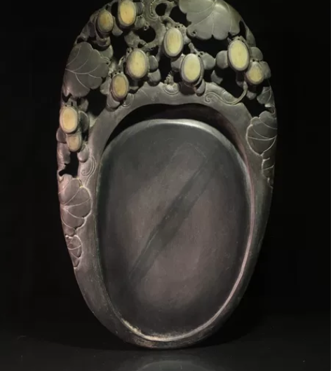 旧藏端砚 硕果飘香，石料大气厚实，质地细腻...