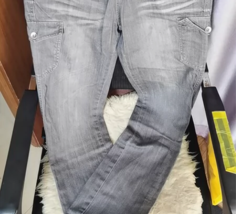 品牌牛仔裤,质感超好。仅仅穿过几次,裤子太...