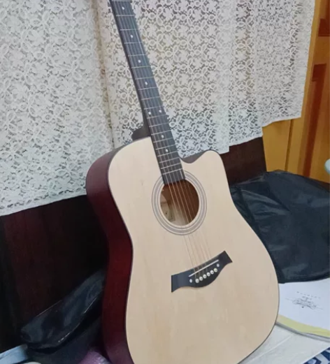 【琴行倒闭 吉他捡漏】原价800多的吉他4...