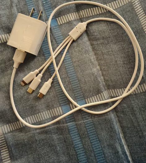 手机充电器 加上 一拖三数据线,全新保护膜...