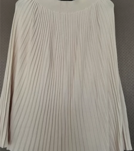 奶白色百折裙，全新 感兴趣的话点“我想要”...