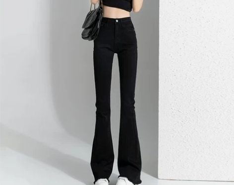 黑色微喇叭牛仔裤，昨天收到货的，试穿了一下...