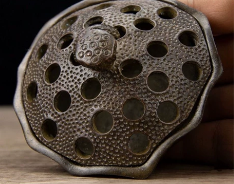 古玩市场淘到的一个纯铜老物件，精品浮雕莲花...