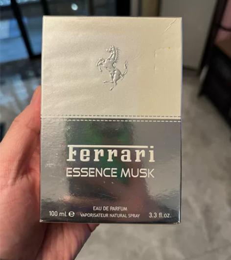 收拾房子，闲置的法拉利香水，未拆封过，就是...