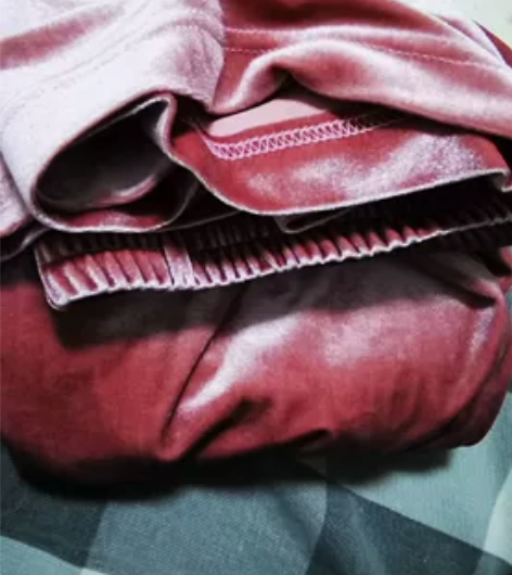 金丝绒高腰阔腿裤。宽松版，有抽绳，可以穿到...