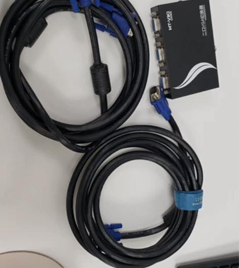 vga,一拖二,含线2个,两进一出,2台主...