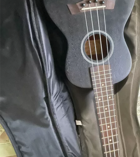 朋友送的黑色尤克里里闲置很久，没有问题 感...