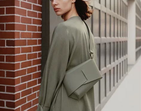 定制COS真皮小众设计不对称手拿包斜挎包单...