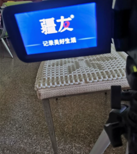 数码摄像机，刚收到可正常使用，大概九成新以...