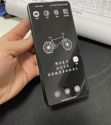 小米11ultra99新,陶瓷机身,外观太...