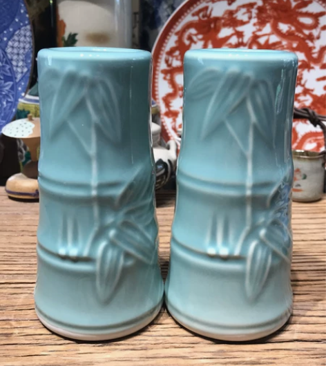 日本高丽青瓷花插一对,竹节画片,有一只有冲...