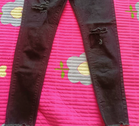 黑色弹力破洞牛仔裤  两件包邮 感兴趣的话...