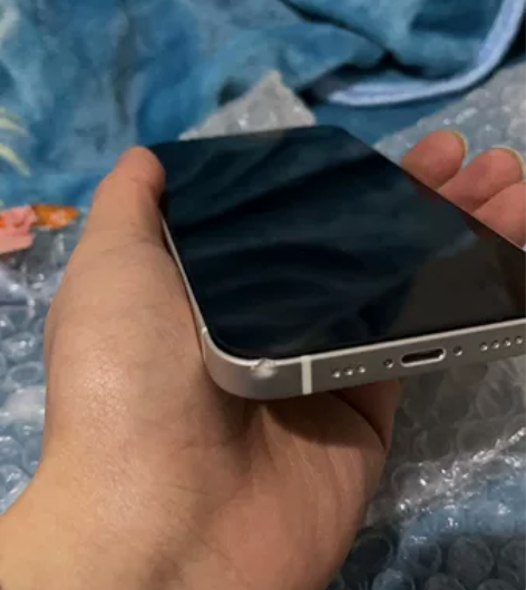 苹果12白色128有一点点磕碰里面全部正常...