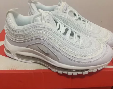 出nike鞋 几乎全新 一次都没有穿过 爽...