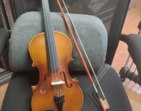 朋友送的2000买的4/4实木纯手工小提琴...