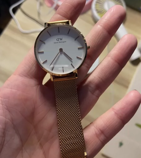 DW手表，8成新，朋友送的，电池已经没电了...