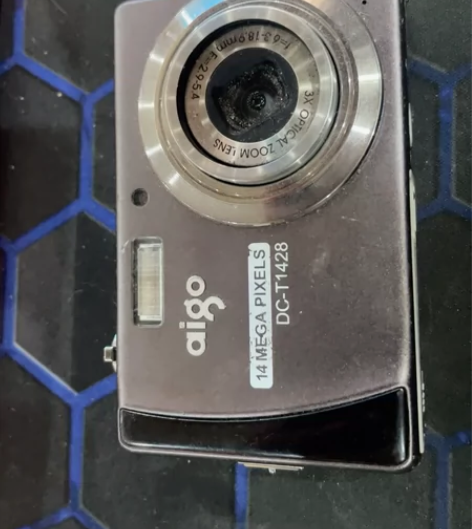 爱国者dc-t1428数码相机，开机屏好使...