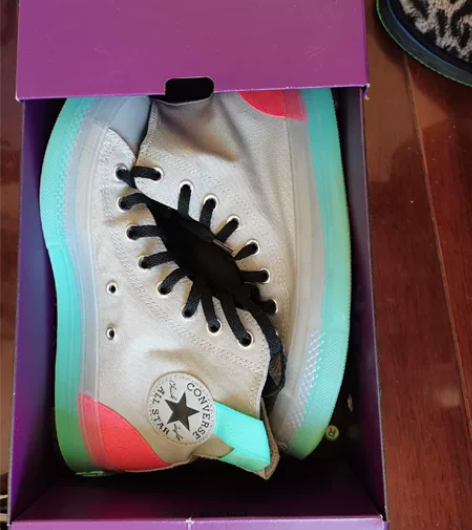 正品匡威，买来穿过三次，鞋底有防护贴无磨损...