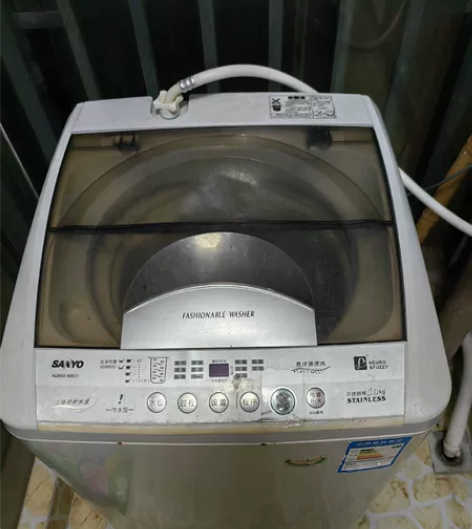 自提，三洋洗衣机5kg，用了两年，有一个按...