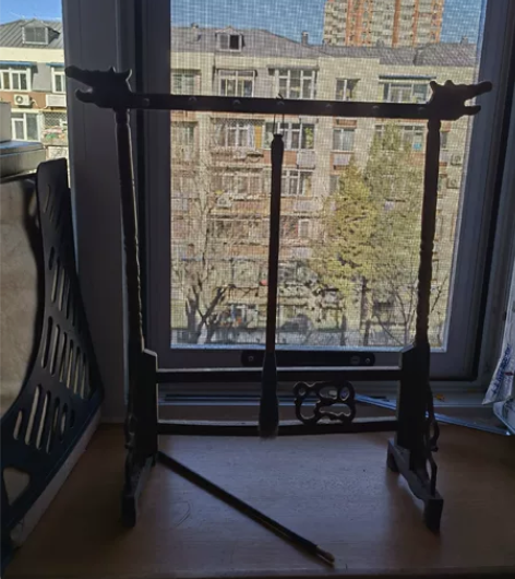 闲置鸡翅木笔架一个，有点微尘，正常挂笔没毛...