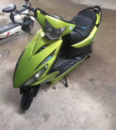 踏板摩托车雅马哈鬼火100CC，九成新个人...