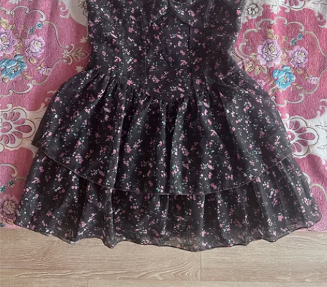 黑棕色小碎花挂脖收腰连衣蓬蓬裙 胸围85左...