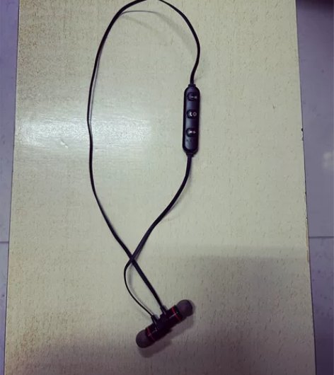 运动耳机和普通有线耳机共两个。 感兴趣的话...