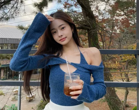 宋智雅同款蓝色性感露肩设计挂脖吊带背心长袖...