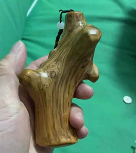 《呐喊》 崖柏手把件，有个呐喊的图像。断续...