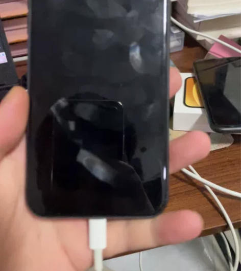 苹果11  128黑色，骑车摔出去过一次！...