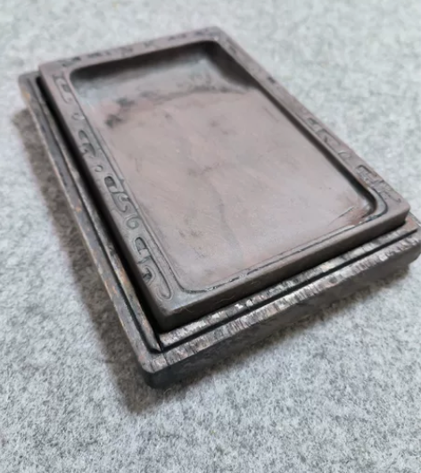 端砚宋坑，手工雕刻，重使用痕迹，有底托无盖...