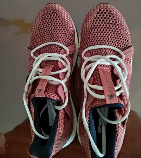 全新阿迪达斯女式跑步运动鞋，特价一折处理，...