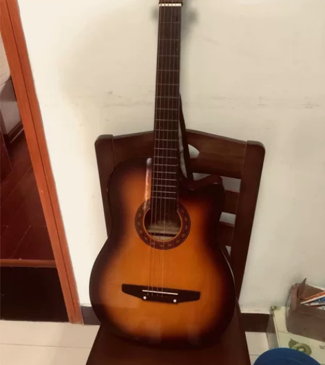 练手的吉他 哥哥送的 门外汉不知道什么细节...