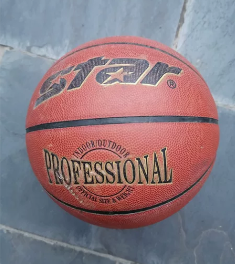 一个很久没用过的篮球，可以买回去练习 感兴...