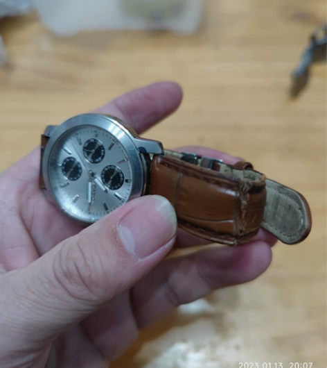 卡西欧手表，表带裂了，表没问题，换电池就行...