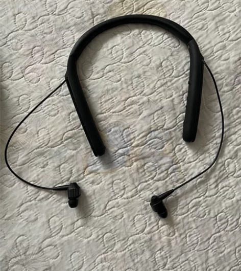 手里耳机太多，出手自用索尼降噪耳机，八成新...