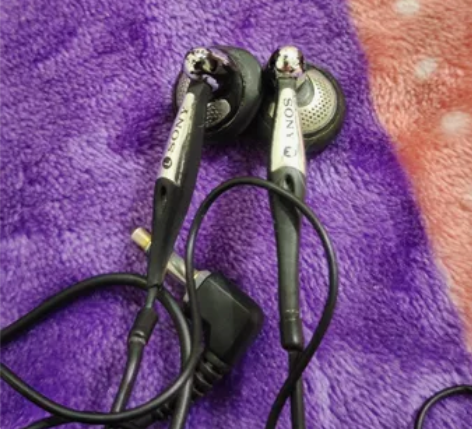 索尼耳机MDR-E888  图为实物，线断...