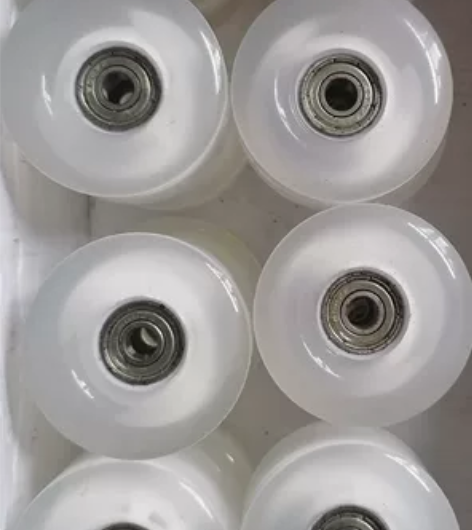 便宜出售全新透明PU双排轮滑鞋轮子共8个包...