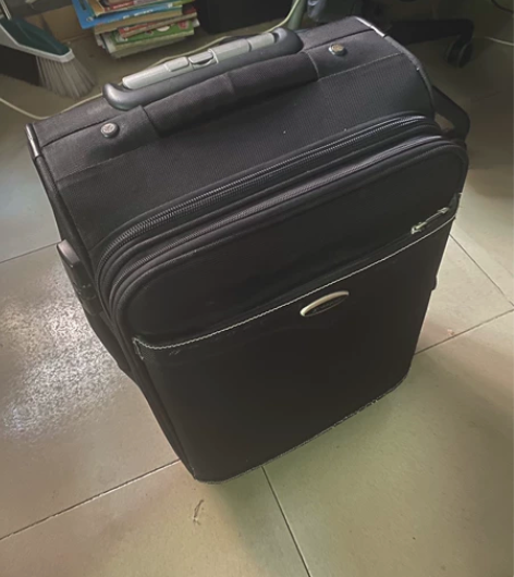 品牌行礼箱,自提。质量超好,轮子拉杆超顺滑...