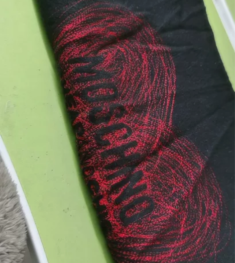 闲置正品莫斯奇诺刺绣羊毛围巾，九成新，意大...