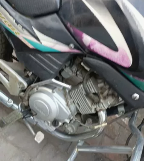 雅马哈125摩托车05年的保存完好 感兴趣...