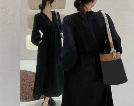 v领连衣裙女收腰显瘦法式宽松小黑裙早秋新款...