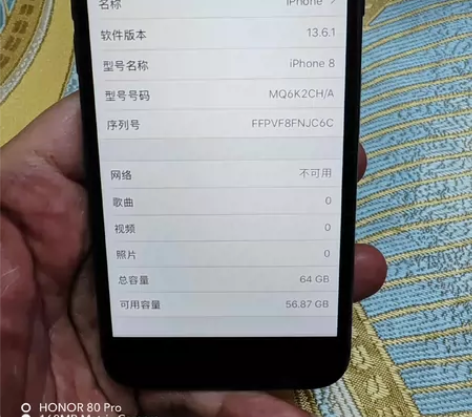 苹果8  64G 后盖开裂功能正常使用