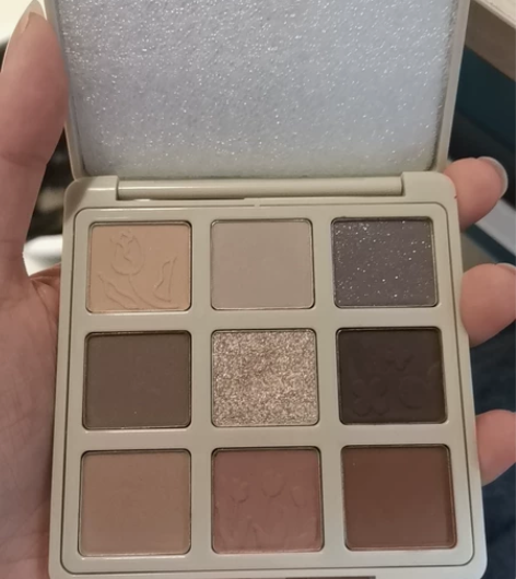 戈戈舞眼影秘密花园，就用了黑一点的化了2次...