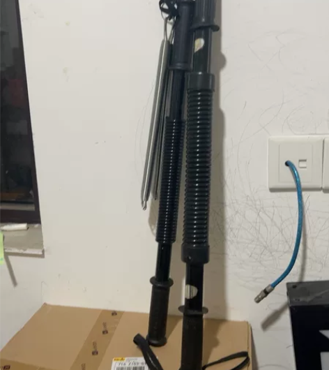 弹簧臂力器一个50KG另一个不知道多少 感...