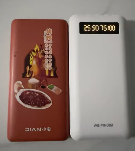 出两个充电宝，白色的是新的，拆了包装一直没...